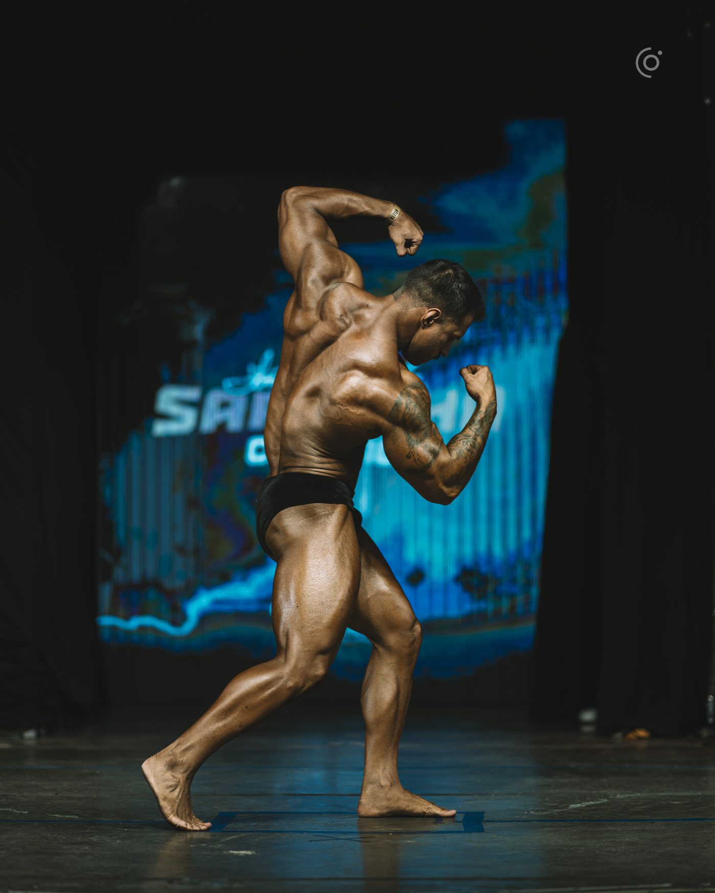 Leonardo Ribeiro em pose de costas durante competição de fisiculturismo
